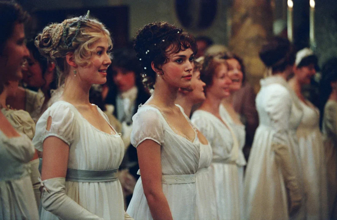 El Sr. Darcy y Elizabeth bromean mientras bailan en un baile. Moviestore/Shutterstock