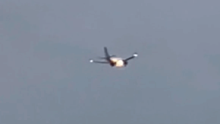 Impactante: El motor de un avión de United Airlines se incendió tras impactar a un animal durante un despegue en Estados Unidos