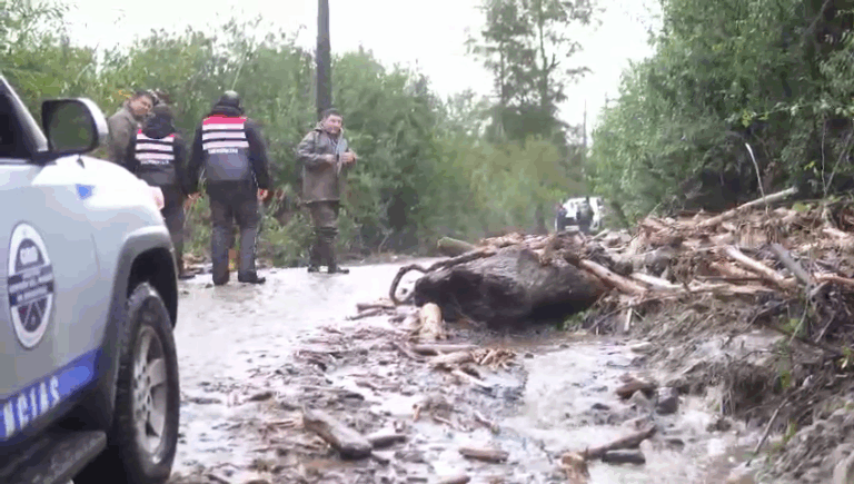 Declaran Alerta Roja para Pucón por fuertes lluvias: 250 personas quedaron aisladas por remoción en masa