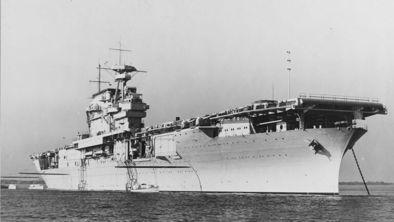 Investigadores hallan Ford de 1940 al interior del USS Yorktown, un portaaviones usado en la Segunda Guerra Mundial