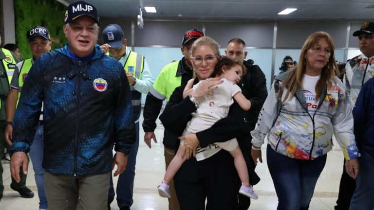 Llegó sola a Venezuela en un vuelo de repatriación: Niña de dos años había sido separada de sus padres deportados en EE.UU.