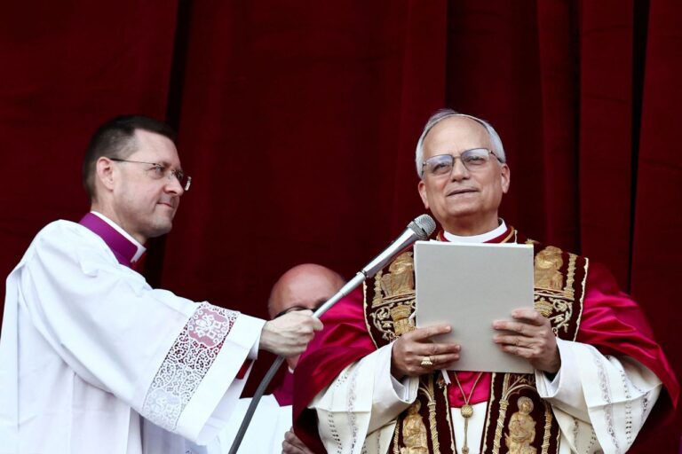 El nuevo papa León XIV habló en español en parte de su primer discurso y saludó a su 