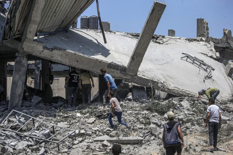 Cifra de muertos en Gaza supera los 54 mil en medio de desplazamientos masivos y bloqueo sanitario por parte de Israel