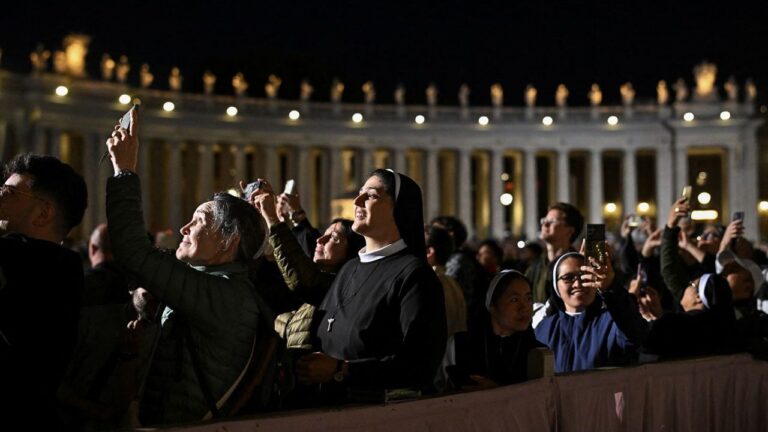Una multitud salió decepcionada del Vaticano luego de ver el humo negro en la Capilla Sixtina