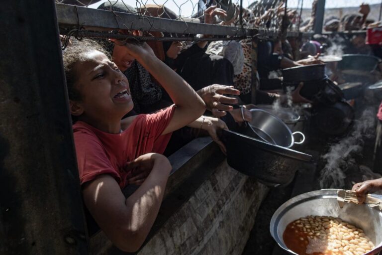 Drones israelíes hieren a 20 gazatíes cuando se desplazaban a buscar comida: Uno se encuentra en estado crítico