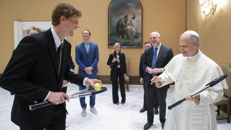 Sinner visitó a León XIV en el Vaticano y le regaló raquetas: Papa bromeó diciendo que lo 