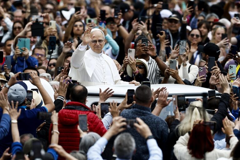 Papa León XIV recuerda a Francisco a un mes de su muerte: “Él nos acompaña desde el Cielo”