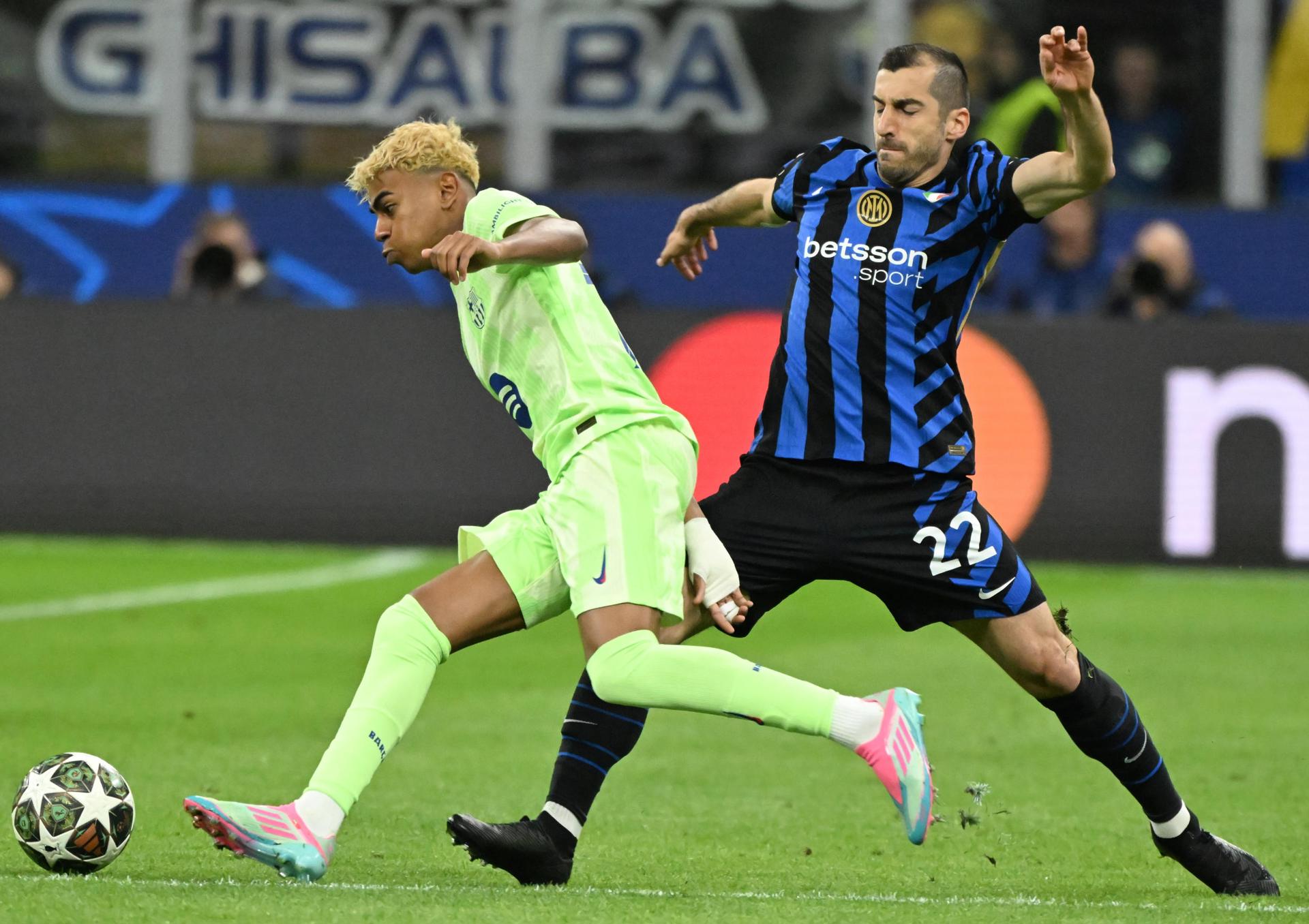 EL extremo del FC Barcelona's Lamine Yamal (I) en acción ante el centrocmapista del Inter Henrikh Mkhitaryan durante el partido de vuelta de semifinales de la UEFA Champions League entre Inter Milan y FC Barcelona, en Milan, Italia. EFE/EPA/DANIEL DAL ZENNARO