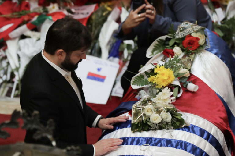 Presidente Boric asiste a velorio de Pepe Mujica: Vivió emotivos momentos junto a su viuda