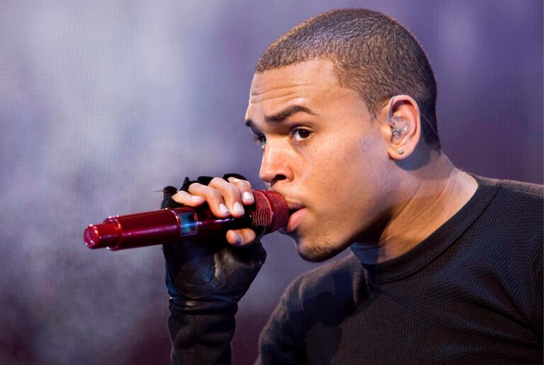 Chris Brown queda en libertad bajo millonaria fianza tras acusación por agresión en Londres