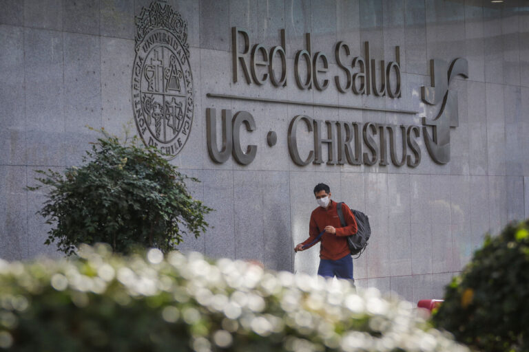 Condenan a Hospital Clínico de la Universidad Católica a indemnizar a paciente con $75 millones por operación de nariz