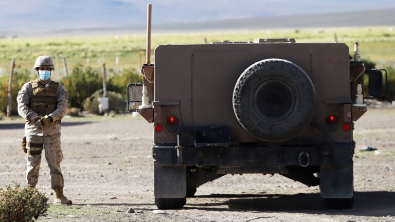 Detienen a militar en la frontera norte: Habría ayudado a mujer extranjera a cruzar a Chile por paso no habilitado