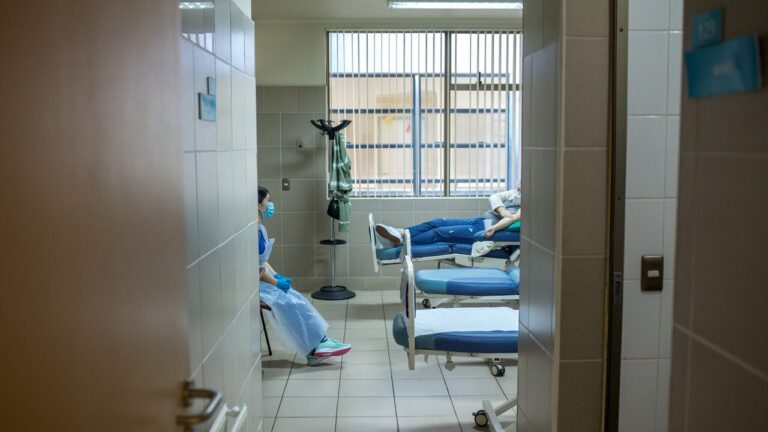 Nuevo informe de Contraloría revela que 250 médicos usaron licencias médicas para asistir partos en clínicas privadas