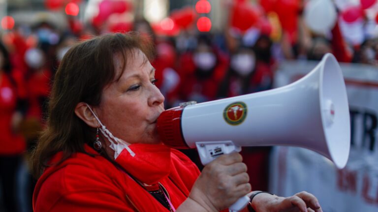 Colegio de Matronas reciben apoyo de gremios de salud contra decreto que limita su labor profesional