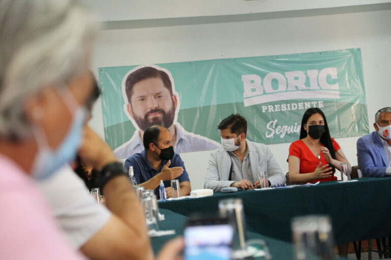 Diputados RN ofician al Servel para que investigue mural usado en campaña de Boric: Acusan eventual financiamiento irregular
