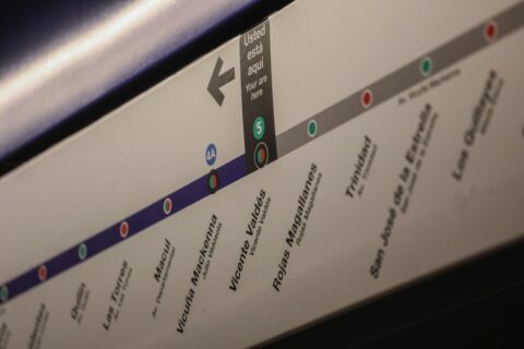 Metro suspendió parcialmente el servicio en la Línea 4 por cerca de una hora por persona en la vía