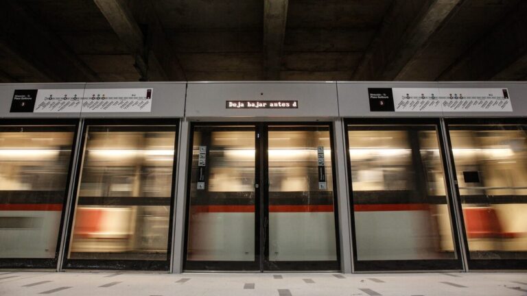 Se partirá desde San Pablo: Metro anuncia que comenzará instalación de puertas de andén en Línea 1