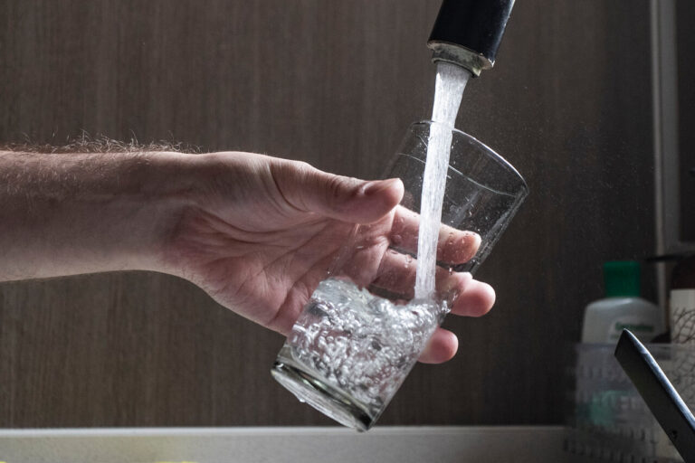 Proyecto de ley busca que restaurantes entreguen agua gratis a clientes: ¿De qué trata la iniciativa?