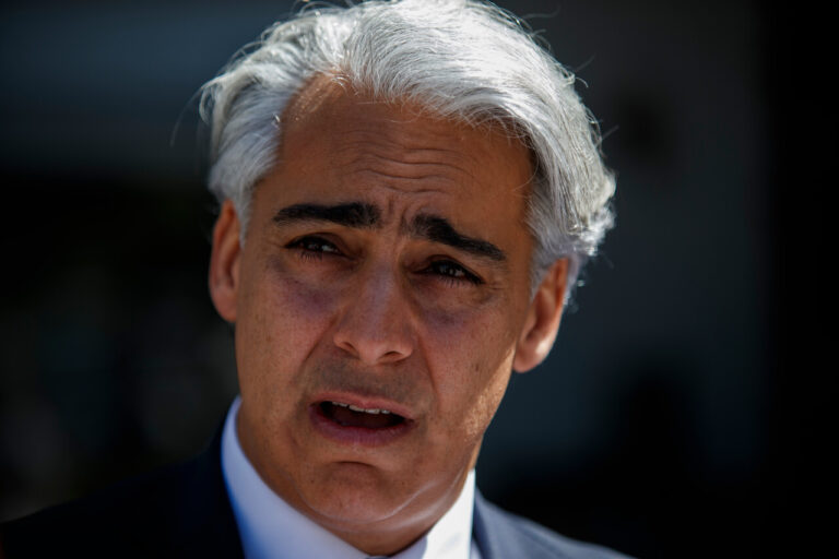 Marco Enríquez-Ominami sufre robo de automóvil en Providencia: Vehículo está a nombre de Karen Doggenweiler