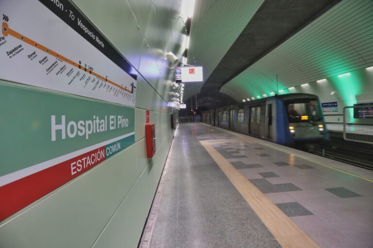 Metro de Santiago presenta problemas en la Línea 2: Hay al menos cinco estaciones fuera de servicio