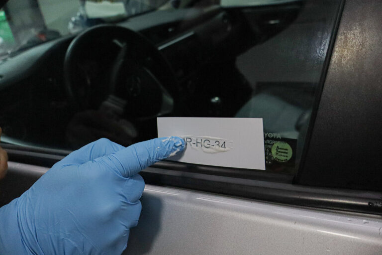 Este jueves comienzan las multas: ¿Cómo debe ser el grabado de patentes en los autos?