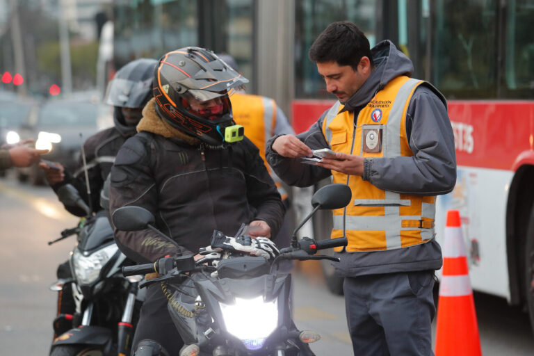 Restricción vehicular: ¿Qué vehículos no pueden circular este lunes 12 de mayo en Santiago?