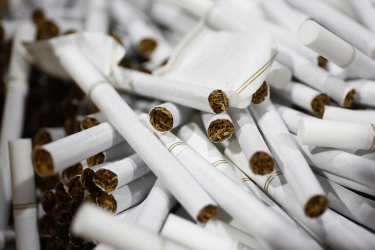 10 personas mueren al día en Chile por cáncer de pulmón: Experto advierte por consumo de tabaco en el país