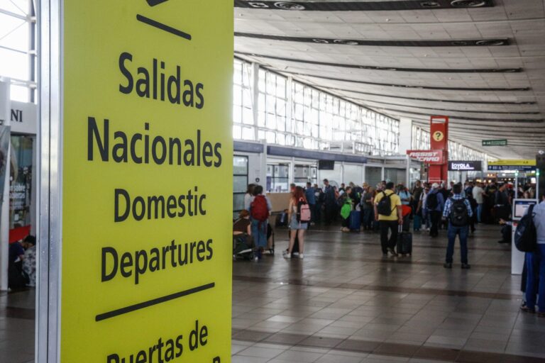 Empresario demanda al Aeropuerto de Santiago por $750 millones: Sufrió grave caída en silla de ruedas