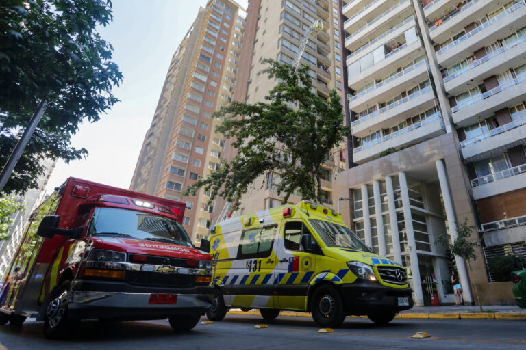 Dos niños caen desde el piso 10 de un edificio en San Pedro de la Paz: Están en riesgo vital