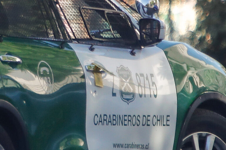 Encapuchados con overoles blancos protagonizan incidentes frente al Liceo Lastarria
