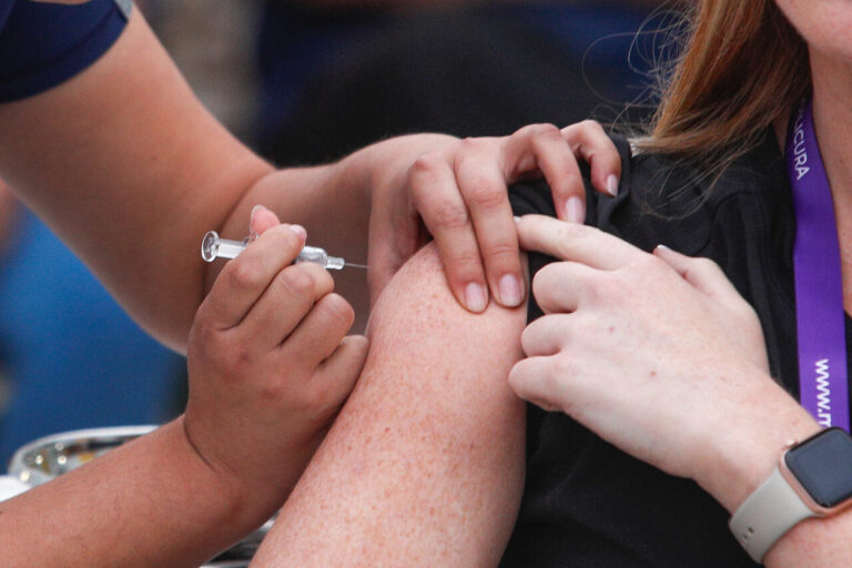 ¿Por qué las personas nacidas entre 1971 y 1981 deben vacunarse contra el sarampión?