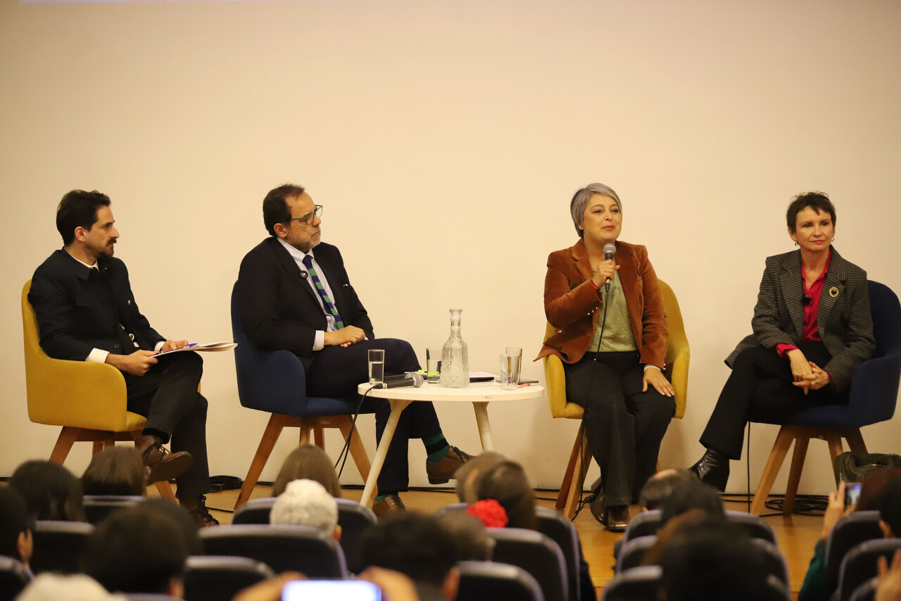 15 de mayo. Los candidatos oficialistas, Jeannette Jara, Carolina Toha, Jaime Mulet y Gonzalo Winter, participan en un debate organizado por la Universidad de Valparaíso/Agencia Uno