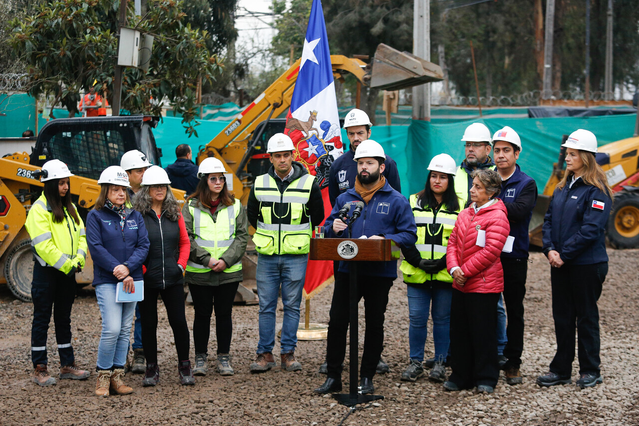 El Presidente Gabriel Boric encabeza el lanzamiento del Plan de Invierno 2025 y visita el avance de las obras del Canal Santa Marta junto a la ministra de Obras Públicas, Jessica López; el subsecretario del Interior, Víctor Ramos, y el alcalde de Maipú, Tomás Vodanovic/Agencia Uno