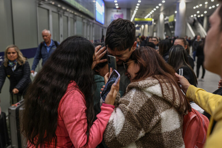 “Dormía en el piso sin comer”: Chilenos deportados cuentan su paso por centros migratorios en Estados Unidos