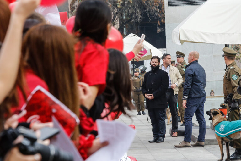 Presidente Boric sale de La Moneda para hablar con matronas que se manifestaban: “Se va a solucionar esto”