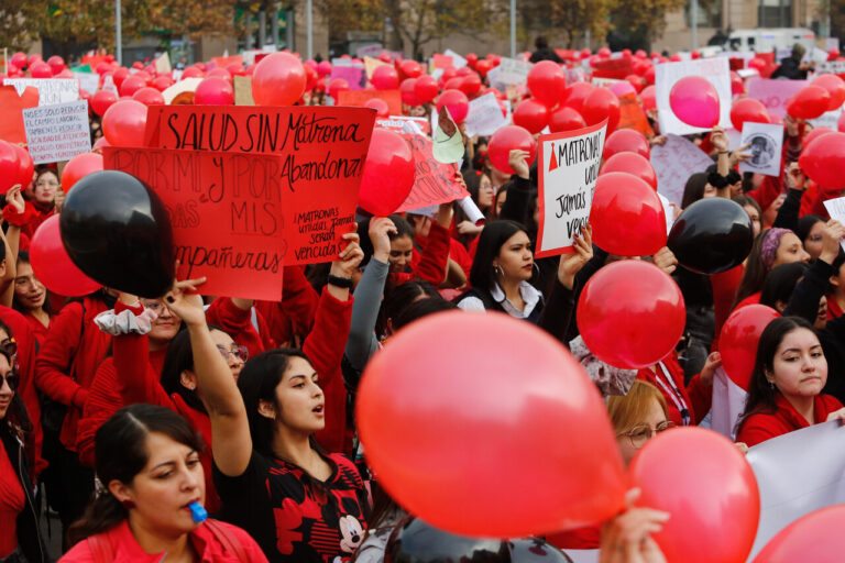 Matronas marchan por norma que reduce su campo laboral: “Estamos movilizadas y no dejaremos de estarlo hasta que sea derogada”
