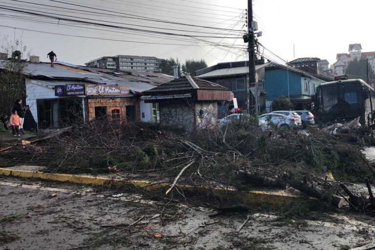 19 lesionados y 250 casas dañadas tras tornado en Los Lagos: Gobierno inciará pago de bono de recuperación este viernes
