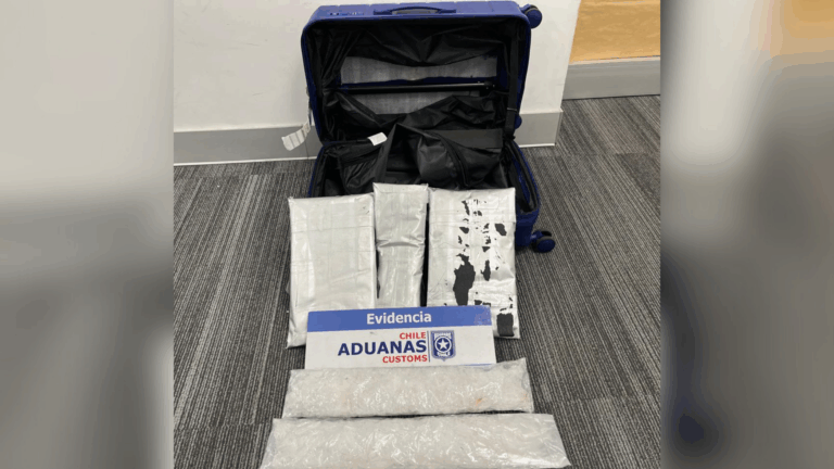 Ciudadano británico fue sorprendido ingresando a Chile con 5 kilos de metanfetamina en maleta con doblefondo