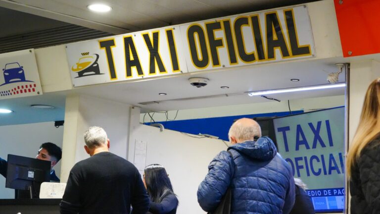 A partir del 12 de junio: Pasajeros que lleguen al Aeropuerto podrán pagar viajes en taxi en forma anticipada