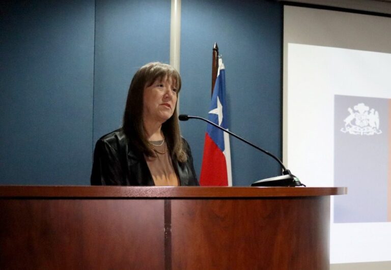 Hermana de Monsalve renuncia a su cargo en la Superintendencia de Salud tras viajar fuera del país con licencia médica