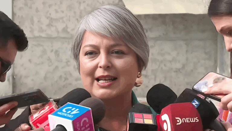 Jara reconoce cercanía con Barraza, pero asegura que exministro 