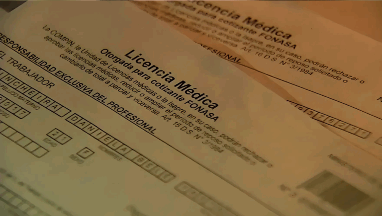 A propósito del escándalo de licencias: ¿Por qué es tan difícil despedir a funcionarios públicos en Chile?