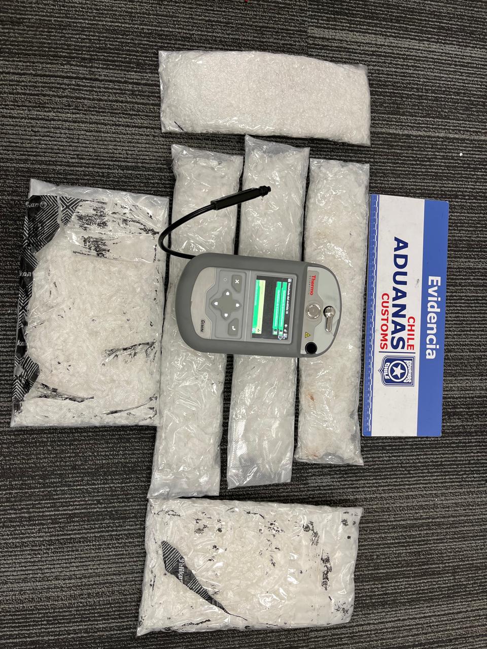 Ciudadano británico fue sorprendido con 5 kilos de metanfetamina en maleta con doblefondo/Aduanas