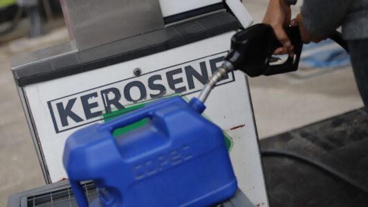 Pese a anuncio del gobierno, ENAP informa que parafina también sube $138,5 por litro y Macaya llama a la gente a 