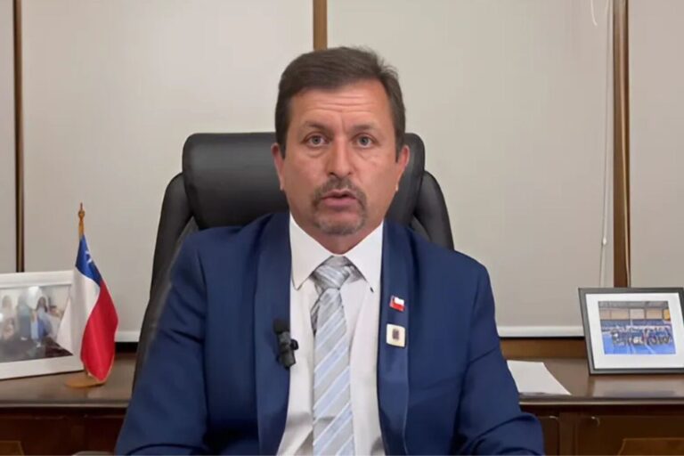 Revelan que alcalde de Macul habría dirigido partido de Colo Colo de Todos los Tiempos mientras estaba con licencia médica