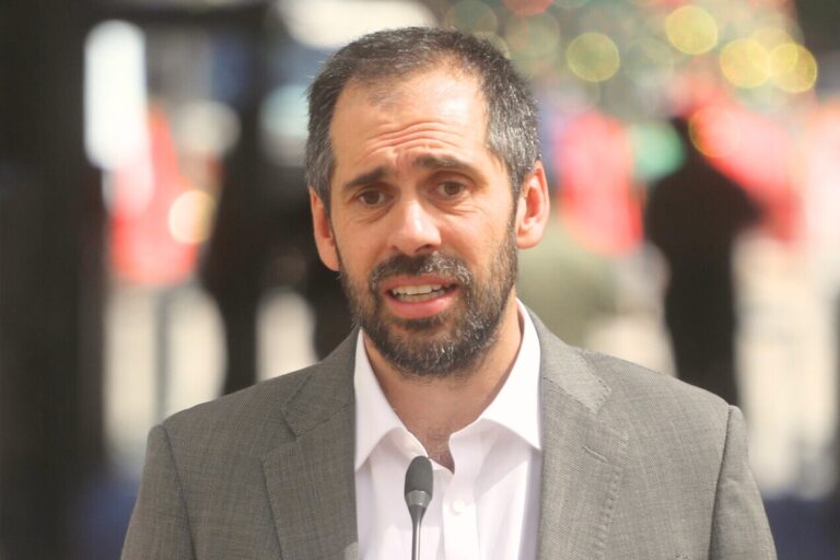 Grau admite que subsecretario de Pesca presentó datos falsos por ley de Fraccionamiento pero respaldó su gestión