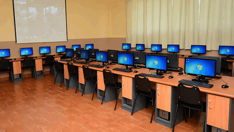 Echan a profesor en Temuco tras ser sorprendido usando computadores del colegio para minar criptomonedas