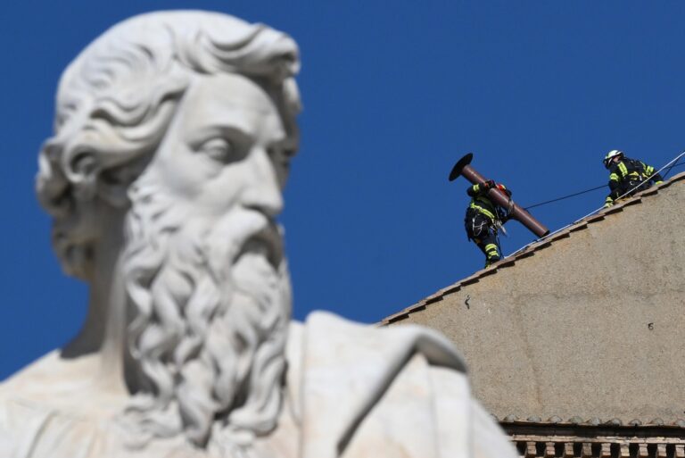 Bomberos instalan la chimenea para el cónclave en el techo de la Capilla Sixtina