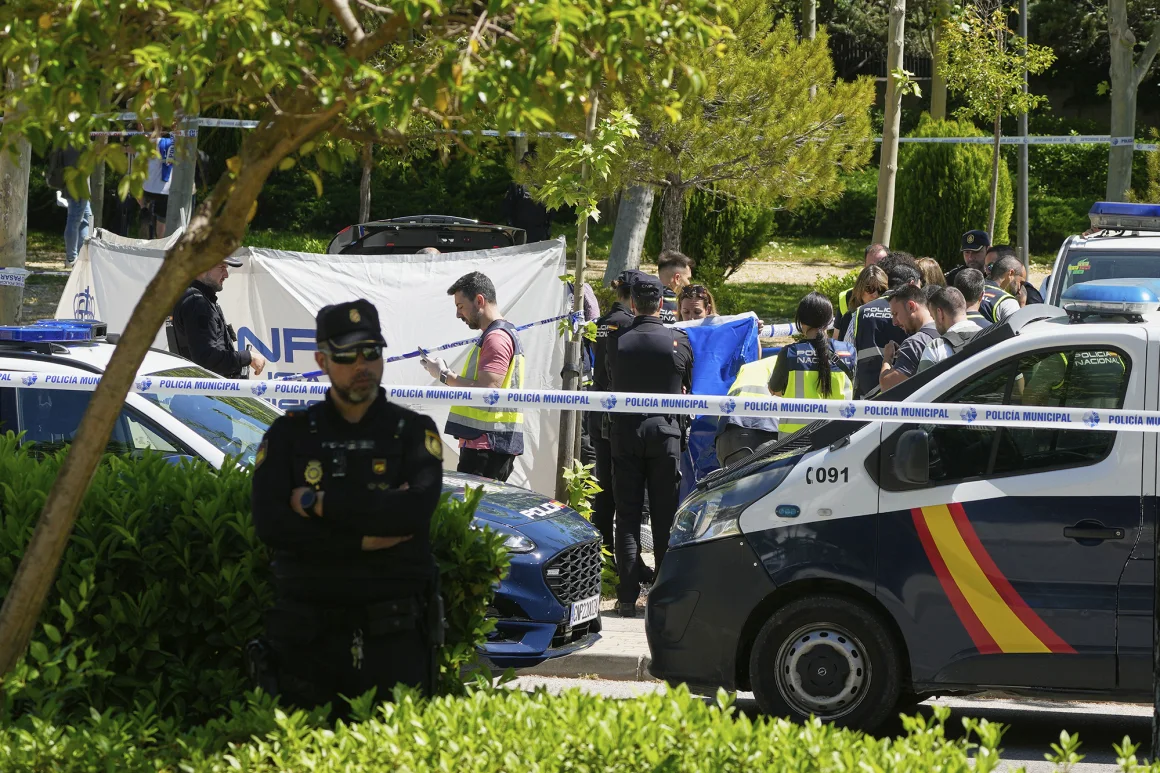 Miembros de la policía judicial en el lugar de los hechos ocurridos frente al Colegio Americano de Madrid después de que Andriy Portnov fuera asesinado a tiros el miércoles. Paul White/AP