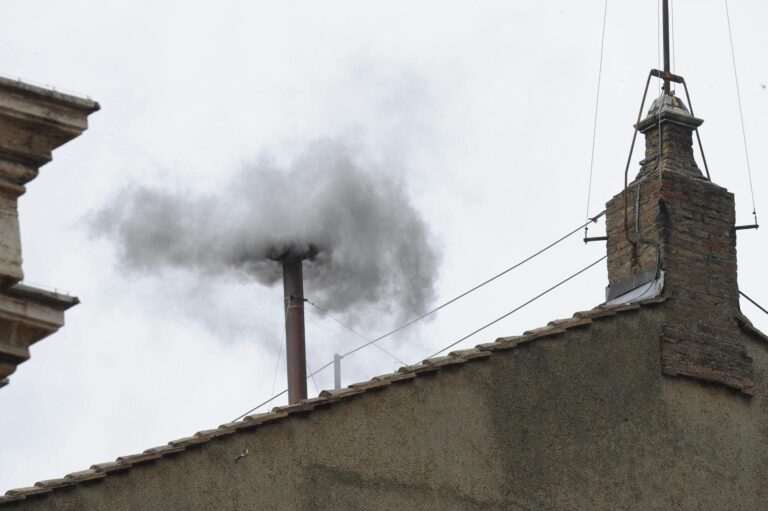 Humo negro en el Vaticano: Sin acuerdo en la primera votación del cónclave